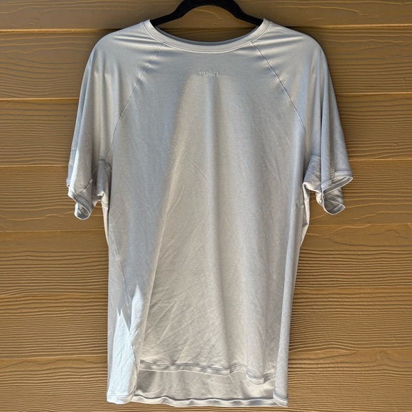 Vuori Short Sleeve Precept Tech Tee in Sky Grey Size Large - Picture 3 of 8